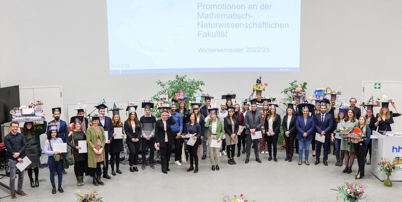 Im Wintersemester 2022/2023 wurden insgesamt 51 Nachwuchswissenschaftlerinnen und 44 Nachwuchswissenschaftler promoviert. Am 3. Februar nahmen viele von ihnen – mit ihren individuellen Doktorhüten – die Promotionsurkunde entgegen.