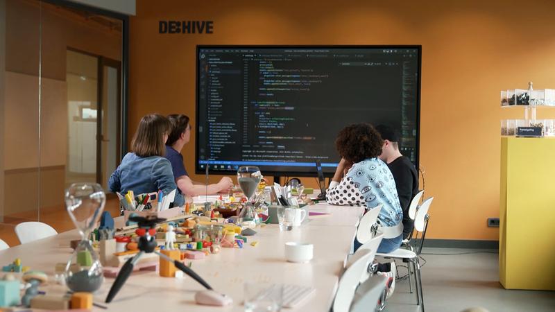 Gemeinsam mit dem Team der Deutschen Welle entsteht im DE:HIVE-Labor an der HTW Berlin das Spiel "Freedom isn't free".