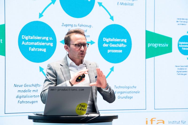 Prof. Dr. Benedikt Maier erläuterte die Studie, die das Institut für Automobilwirtschaft (IfA) zusammen mit dem Fraunhofer Institut erstellt hat. (Foto: e-mobil BW/KD Busch) 