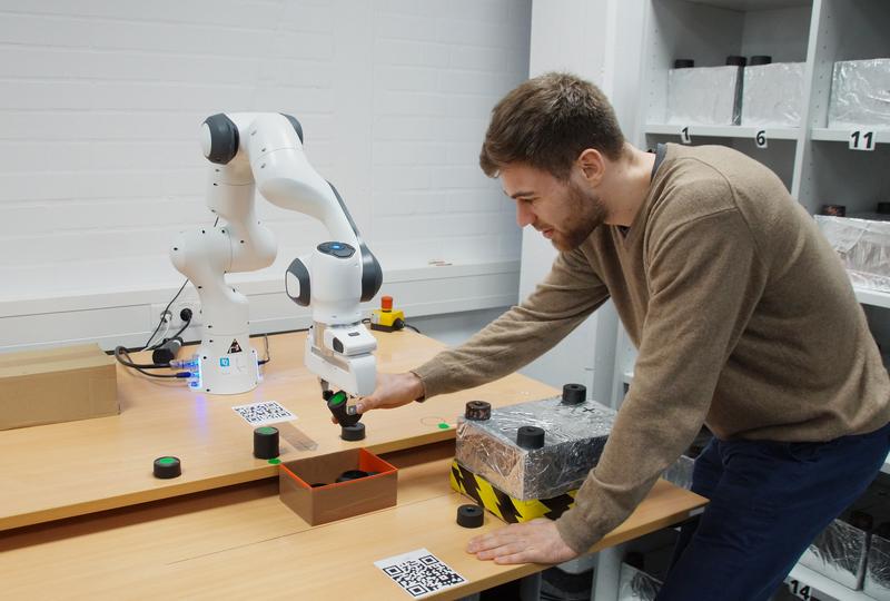 Im Verbundprojekt „Kognitiv und Empathisch Intelligente Kollaborierende Roboter – KEIKO“ wird die empathische Zusammenarbeit zwischen Menschen und kollaborierenden Robotern erforscht.