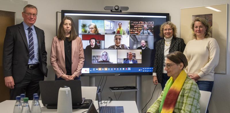 Das Projektteam mit Partnern online zugeschaltet (v.li.): Prof. Jörg Acker, Anja Rietig (beide Fachgebiet Physikalische Chemie), Prof. Silke Michalk, Heike Bartholomäus, Dr. Vivian Schwedt-Binkowski (alle vom Zentrum für wissenschaftliche Weiterbildung)
