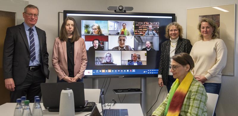 Das Projektteam mit Partnern online zugeschaltet (v.li.): Prof. Jörg Acker, Anja Rietig (beide Fachgebiet Physikalische Chemie), Prof. Silke Michalk, Heike Bartholomäus, Dr. Vivian Schwedt-Binkowski (alle vom Zentrum für wissenschaftliche Weiterbildung)