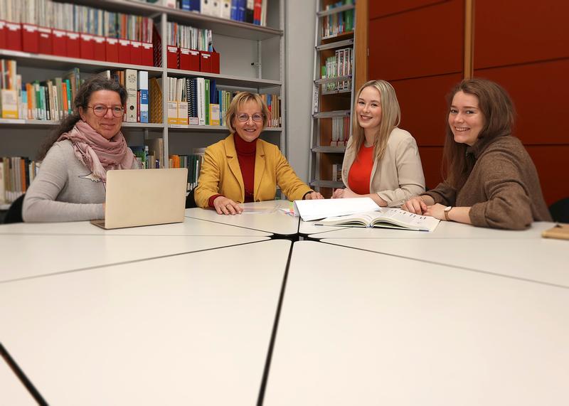 (von links nach rechts) Professorin Carolin Retzlaff-Fürst im Gespräch mit Schulleiterin Angela Schulz und den Studierenden Vivien Willmann und Pauline Looft 