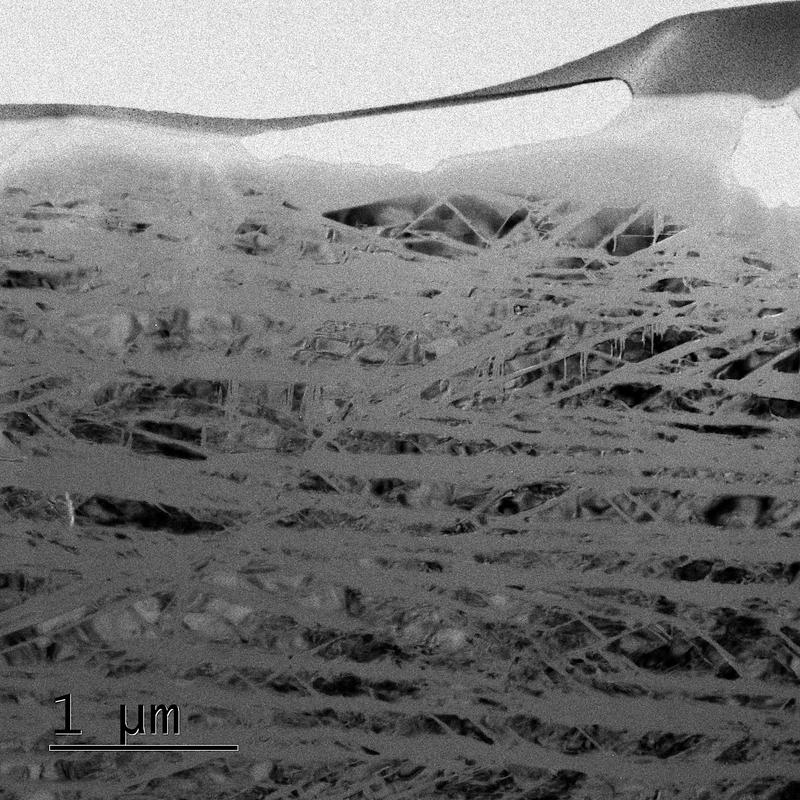 Durch den simulierten Asteroideneinschlag entstehen in den untersuchten Quarzkristallen winzige, nur einige Dutzend Nanometer breite Glaslamellen, die erst im Elektronenmikroskop sichtbar werden.