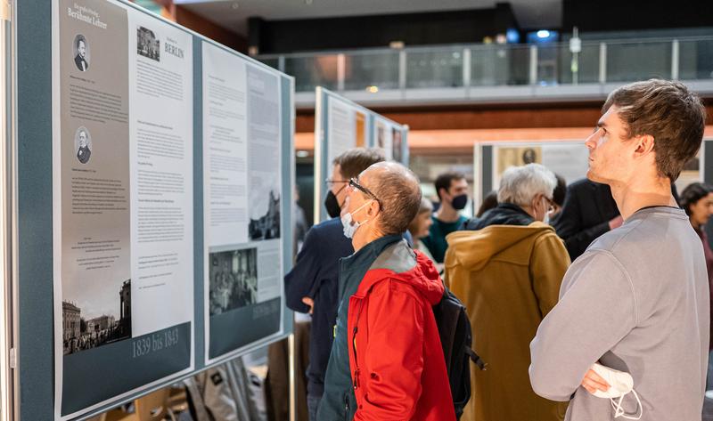 Besucher der Ausstellung von Virchow