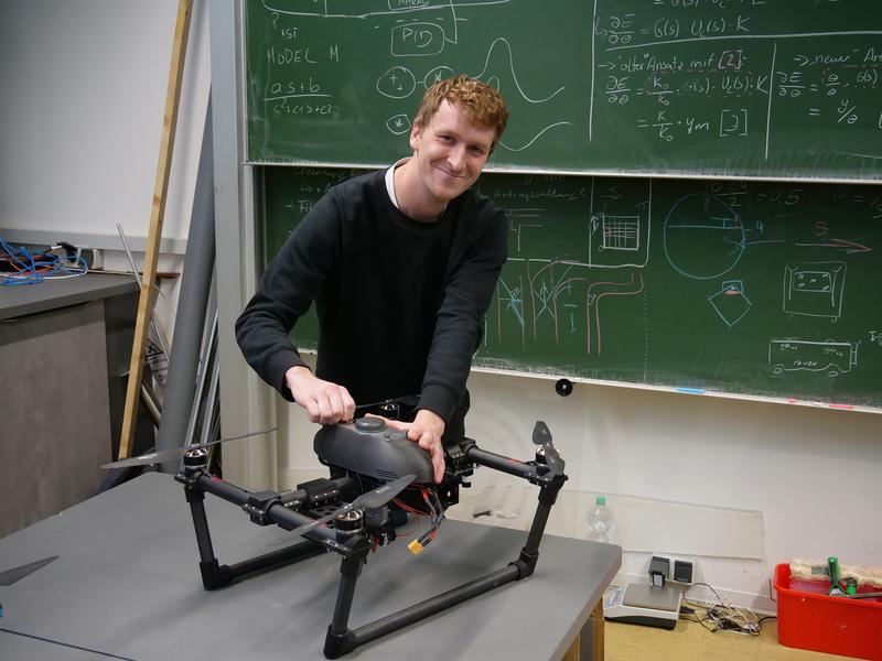 Julian Rothe mit einer der Drohnen, die in der ersten Phase des Projekts entwickelt wurden. 