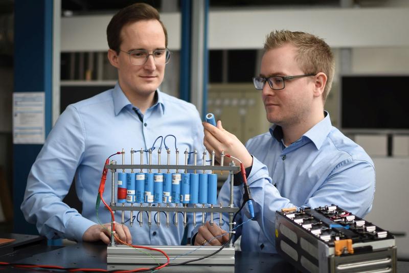 Tom Ruether (r.) und Gregor Ohnemüller arbeiten an der Refabrikation von Akkupacks. 