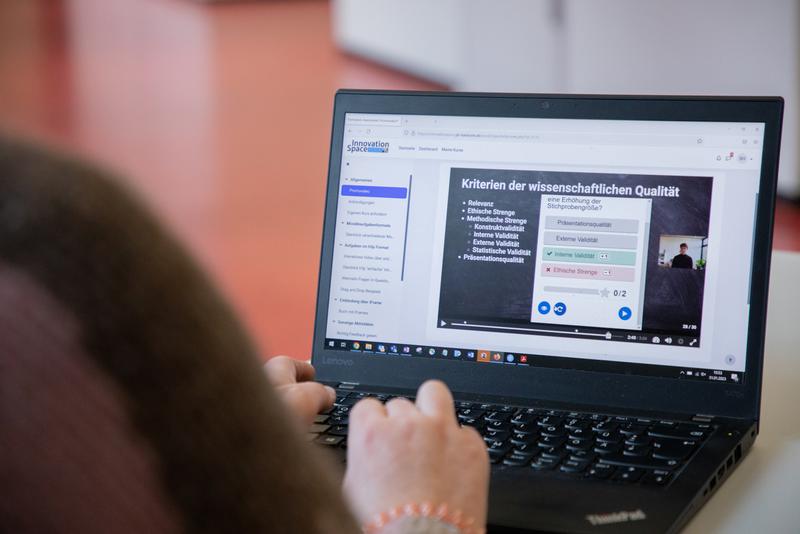Digital und interaktiv: der Innovation Space der PHKA, hier ein Lernvideo mit Multiple-Choice-Test. 