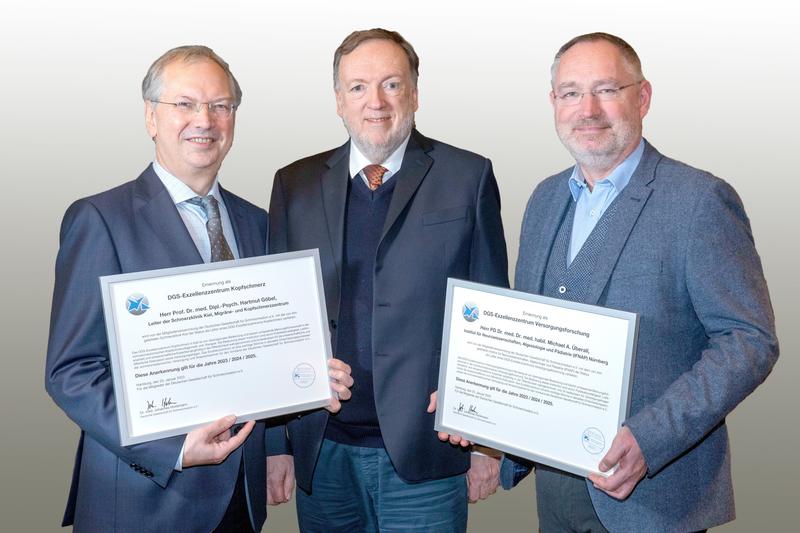 Dr. Johannes Horlemann (Bildmitte), Präsident der DGS, überreicht die Urkunden zur Auszeichnung der DGS-Exzellenzzentren an Prof. Dr. Hartmut Göbel (links im Bild), und PD Dr. Michael A. Überall (rechts im Bild).