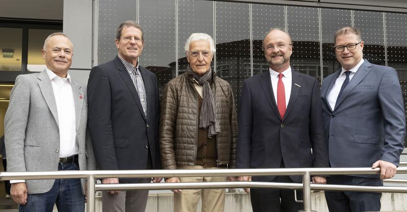 v.l.n.r.: Dr. Rainer Zerbe (Fachbereich Biologie der Johannes Gutenberg-Universität Mainz), Prof. Dr. Roman Blaheta (Forschungsleiter des Naturstoffzentrums an der Klinik und Poliklinik für Urologie und Kinderurologie der Universitätsmedizin Mainz), Norb