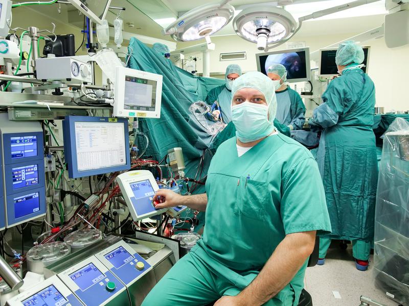 Neue Funktion: Kardiotechniker Dr. Marc Arend widmet künftig ein Fünftel seiner Arbeitszeit im OP-Zentrum des HDZ NRW dem Thema Patientensicherheit
