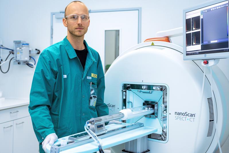 In order to be able to measure the precisely deposited radiation dose in the tumor, Dr. Martin Ullrich has optimized the SPECT imaging method for small experimental animals at the HZDR.