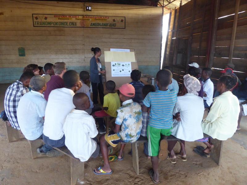Co-Autorin Estelle Raveloaritiana erläutert ihr Forschungsprojekt "Diversity Turn" vor lokalen Gemeinschaften in Madagaskar.