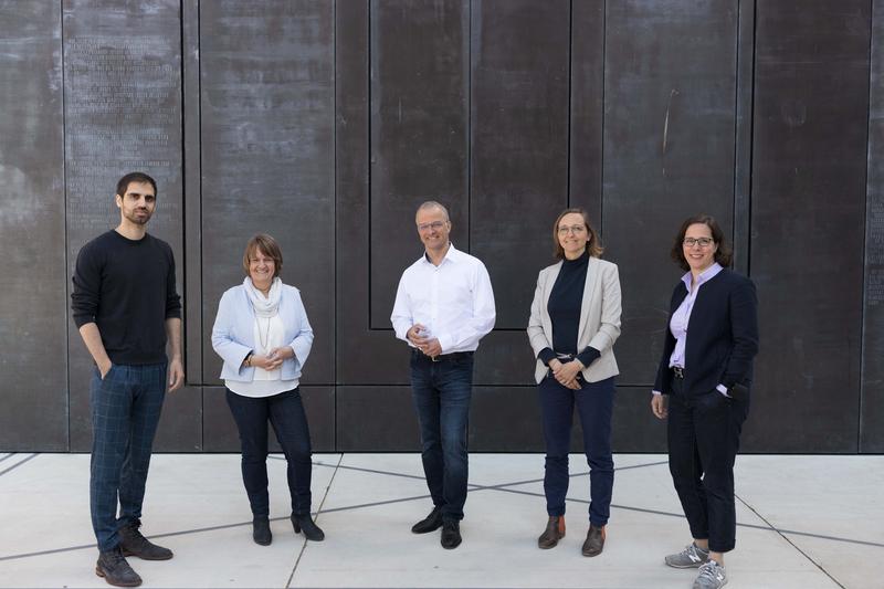 Foto nach einem gemeinsamen Workshop mit dem Europäischen Hansemuseum (EHM) v.l.n.r.: Navid Azarafroz (THL), Petra Schröder (EHM), Prof. Dr. Nils Balke (THL), Kristin Fechner (EHM), Dr. Felicia Sternfeld (EHM)