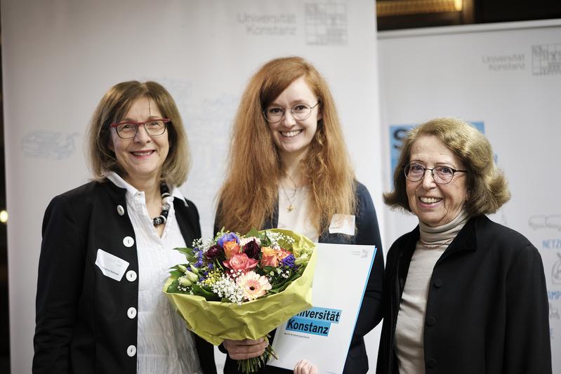 Rektorin der Universität Konstanz Prof. Dr. Katharina Holzinger, Preisträgerin Sarah Stoll, M. Sc., und Stiftungsvorstand Dr. Dagmar Schmieder (v.l.n.r.)