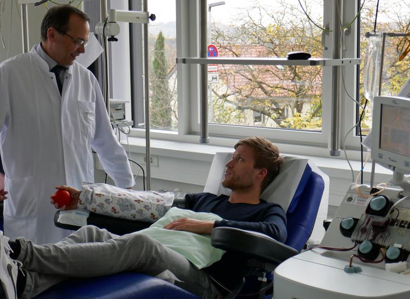 Prof. Dr. Markus Böck, der Leiter des Instituts für Klinische Transfusionsmedizin und Hämotherapie, im Gespräch mit einem Thrombozytenspender. 