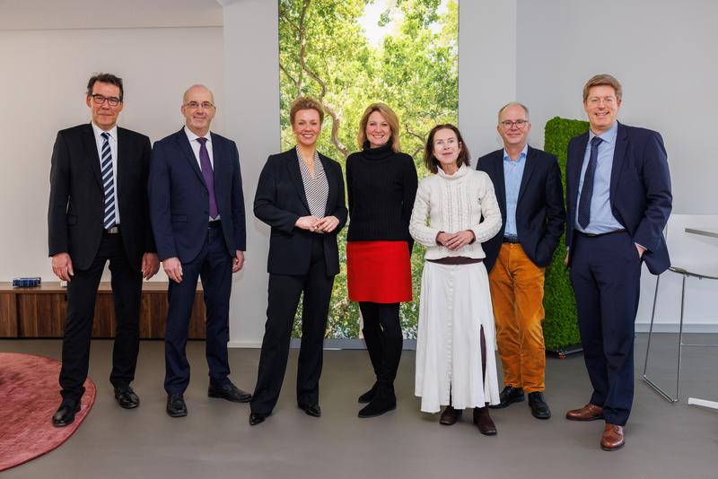 Im Faculty Club der Heinrich-Heine-Universität begrüßte das Rektorat um Rektorin Prof. Dr. Anja Steinbeck (4. von links) Ina Brandes (3. von links), die NRW-Ministerin für Kultur und Wissenschaft. 