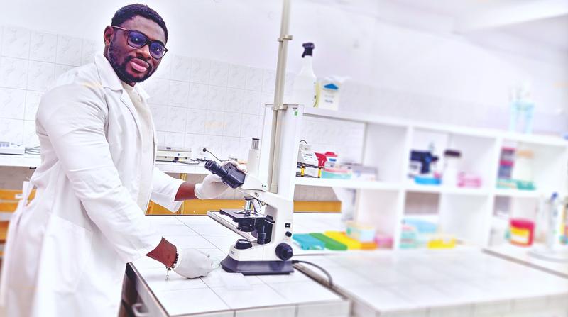 Oyekunle John Oladosu möchte dazu beitragen, durch neue Verfahren Krankheitserreger bei Tieren schneller nachzuweisen und Infektionen wirksam vorzubeugen.