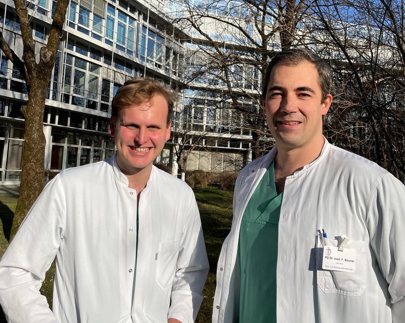 Privatdozent Dr. med. Felix Bourier (re.), Oberarzt an der Klinik für Herz- und  Kreislauferkrankungen am Deutschen Herzzentrum Muenchen, und sein Kollege Dr. med. Nico Erhard, Assistenzarzt (li.) 