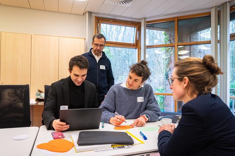 EKSH-Geschäftsführer Prof. Dr-Ing. Frank Osterwald unterstützt die Stipendiaten Mike Königs, Franziska Dettner und Marie-Sophie Eismann (v.l.n.r.) bei der Erstellung einer Übersicht potenzieller Drittmittel-Förderprogramme.