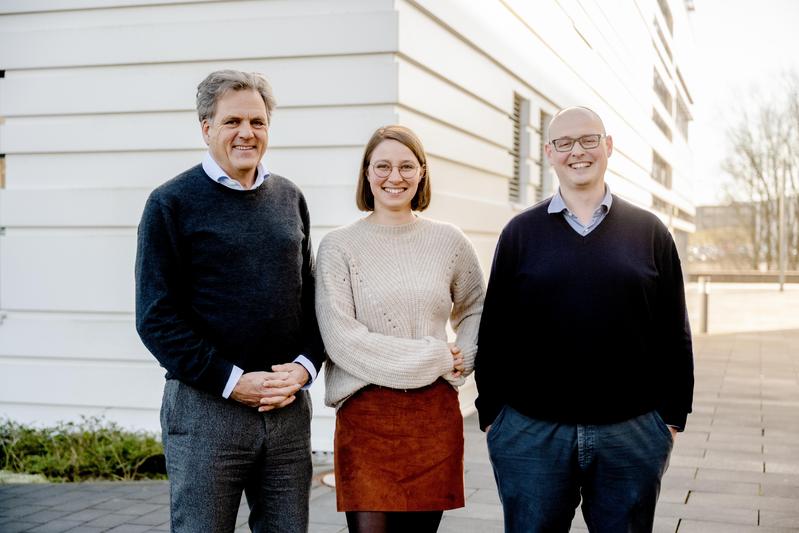  Klaus Gerwert, Stephanie Schörner und Frederik Großerüschkamp (von links) wollen mithilfe Künstlicher Intelligenz die Diagnostik von Darmkrebs verbessern. 