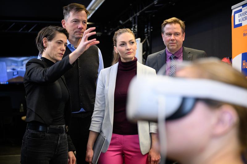 Professorin Carolin Wienrich (l.) und Professor Marc Latoschik informierten Bayerns Digitalministerin Judith Gerlach über Projekte des XR Hub. Rechts JMU-Vizepräsident Matthias Bode.