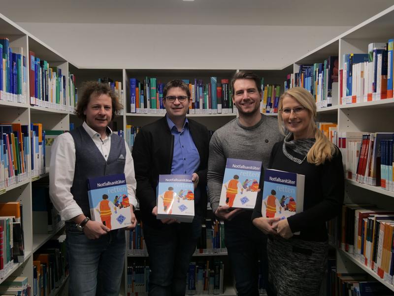 Mitarbeitende der SRH Hochschule für Gesundheit mit dem neuen Lehrbuch (v.l.n.r. Prof. Dr. Sebastian Koch, Tobias Fraatz, Robert Leschowski, Carolin Thiel)