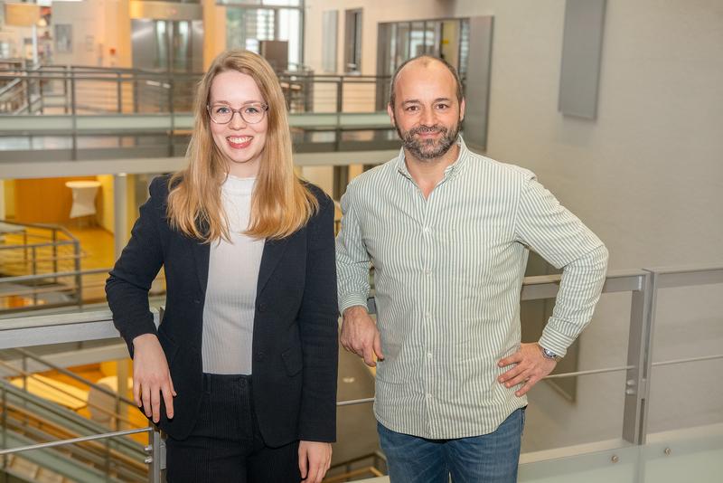 Forschungsprojekt zu Prostatakrebs wird mit knapp 46.000 Euro von der Wolfgang.Dieckmann-Stiftung unterstützt: (v.li): Marina Bertlich und Dr. Abdullah Alajati von der Klinik für Urologie am UKB: