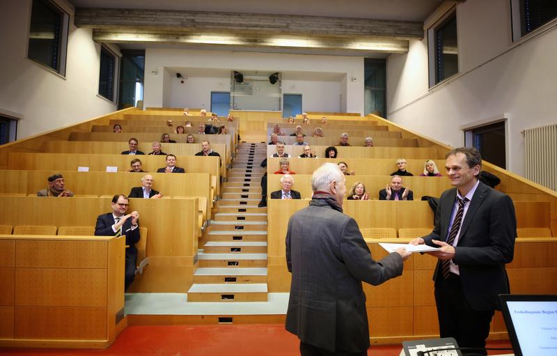 Während des Festkolloquiums wurde die Urkunde für die Seniorprofessur der Wilhelm und Else Heraeus-Stiftung an Prof. Dr. Michael Vollmer übergeben.