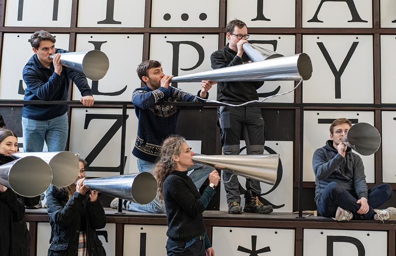 Das Riesen-Scrabble: 48 Buchstaben und Zeichen haben die Studierenden der TU Braunschweig auf große Holztafeln gemalt. 