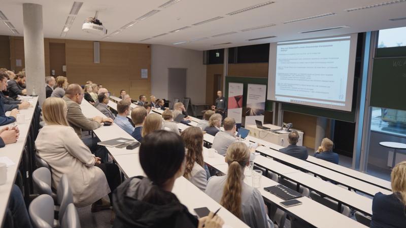 Rund 60 Wasserstoffforscherinnen und -forscher haben am ersten Wasserstoff-Forschungssymposium in Heide im September 2022 teilgenommen.