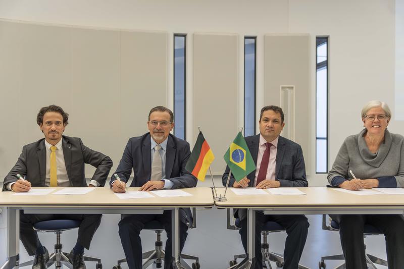 Dr. David Domingos und Prof. Dr. Holger Kohl, Fraunhofer IPK sowie Prof. Dr. Anderson Ribeiro Correia und Prof. Dr. Maryangela Geimba de Lima, ITA unterzeichneten den Vertrag für das Fraunhofer IPK Project Office for Advanced Manufacturing at ITA.