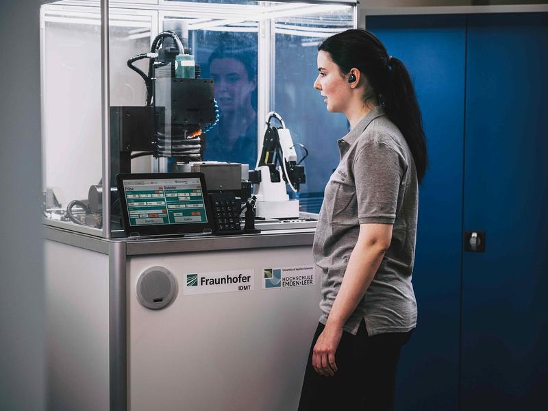 Machines such as this milling machining center can be controlled using speech recognition systems and audio technology from Fraunhofer IDMT in Oldenburg. This reliable system can be quickly and easily adapted to customers’ needs.