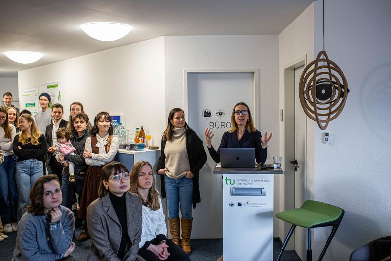 : Dr. Kerstin Leimbrink (r.) und Prof. Barbara Mertins (2.v.r.) bei der Eröffnung des BabyLabs.