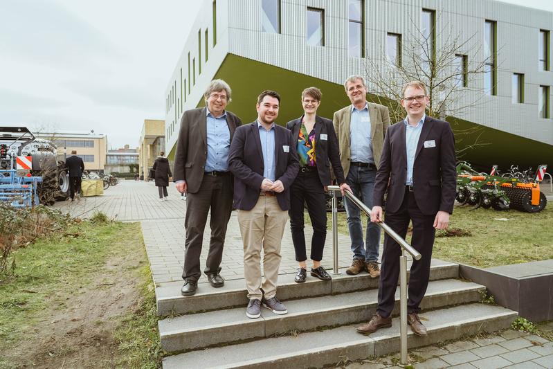 Das Orga-Team der 43. GIL-Tagung an der HS Osnabrück: Prof. Dr. Arno Ruckelshausen (Hochschule Osnabrück), Jun.-Prof. Dr. Anthony Stein (GIL), Dr. Christa Hoffmann (GIL), Dr. Thilo Steckel (Claas E-Systems) und Dr. Henning Müller (Agrotech Valley Forum). 