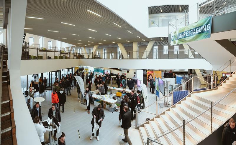 Ein wichtiger Innovationstreiber: Das Netzwerken der Teilnehmenden auf der GIL-Tagung im Foyer des Hörsaalgebäudes der Hochschule Osnabrück