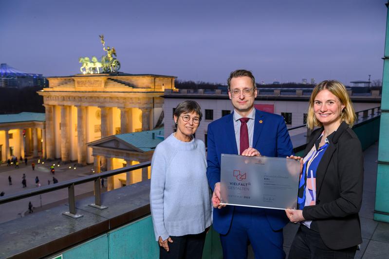 Freuen sich über die gelungene Auditierung (v.l.n.r.): Prof. Katrin Hansen, Prof. Tobias Hochscherf und Alexa Magsaam. 