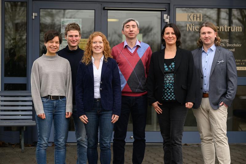 Luise Schäfer, Luca Huth, Martina Prelog und Giovanni Almanzar (v.l.n.r.) haben mit Christiane Drechsler (2.v.r.) und Torsten Stövesand (r.) vom KfH-Nierenzentrum bei mehr als 120 Dialysepflichtigen die Immunantworten nach Corona-Impfungen untersucht. 