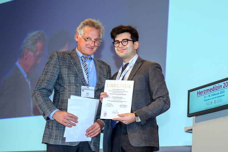 Dr. Hristian Hinkov (re.) von der Charité Universitätsmedizin Berlin nimmt die Urkunde der Dr. Rusche-Projektförderung von Prof. Dr. Armin Welz (li.), Deutsche Stiftung für Herzforschung, während DGTHG-Jahrestagung in Hamburg entgegen.