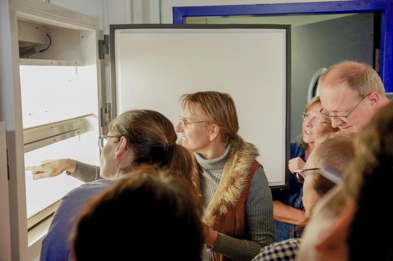 Neben Vorlesungen gehören auch Laborbesichtigungen zum Programm. Hier zeigte bei der letzten Fortbildungsveranstaltung Botanik-Professorin Dr. Petra Bauer eine Pflanzenanzuchtkammer in ihrem Institut. 