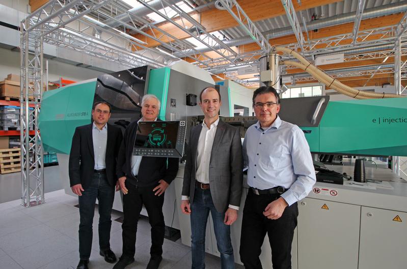 v.l.: Oliver Niehörster, Fraunhofer-Abteilungsleiter "Maschinelle Intelligenz", Hans-Dieter Tenhaef, Unternehmer & Vorstand der owl Maschinenbau GmbH, Tobias Schäfers, Wirtschaftswissenschaften (TH OWL) Jürgen Jasperneite, Direktor Fraunhofer