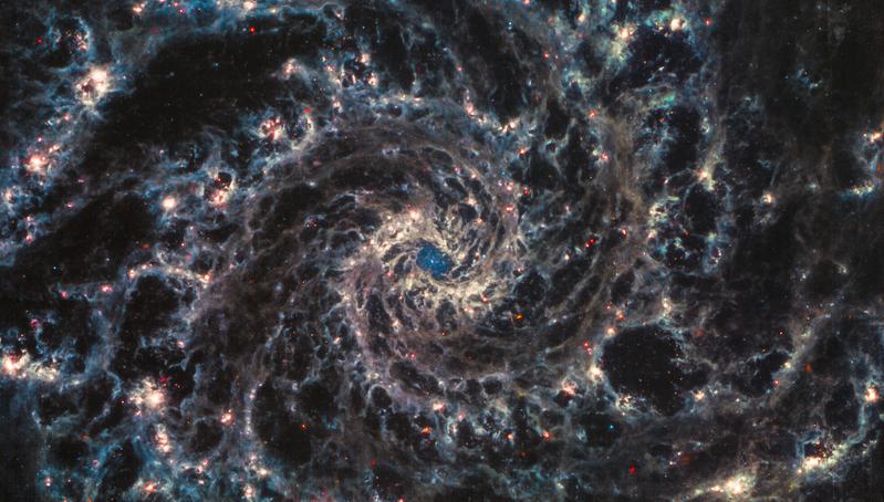 Dieses aus drei Farben zusammengesetzte Bild zeigt NGC 628 (M 74), eine eindrucksvolle Spiralgalaxie in einer Entfernung von 32 Millionen Lichtjahren.