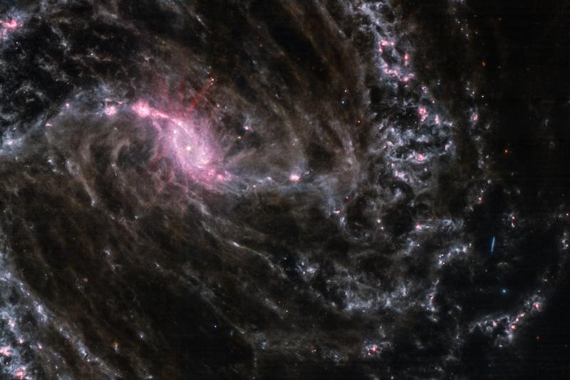 NGC 1365 ist eine sehr aktive Balkenspiralgalaxie in einer Entfernung von 64 Millionen Lichtjahren. 