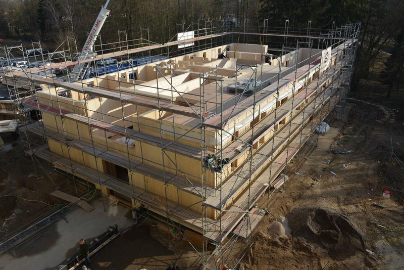 Rund 1.000 Kubikmeter Holz werden zur Errichtung der Wände, Decken, Treppen und sogar des Aufzugschachtes verwendet.