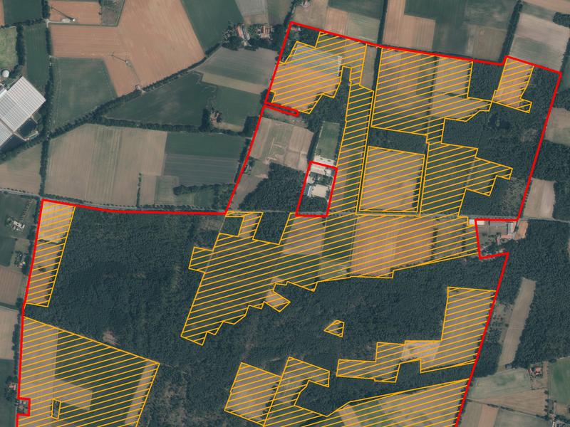 Landschaftsschutzgebiete (LSG) können eine hohe Zahl von Ackerflächen aufweisen, wie das Beispiel aus Nordrhein-Westfalen zeigt. Rot zeigt die Grenze des LSG, die schraffierten Gebiete sind Ackerflächen.
