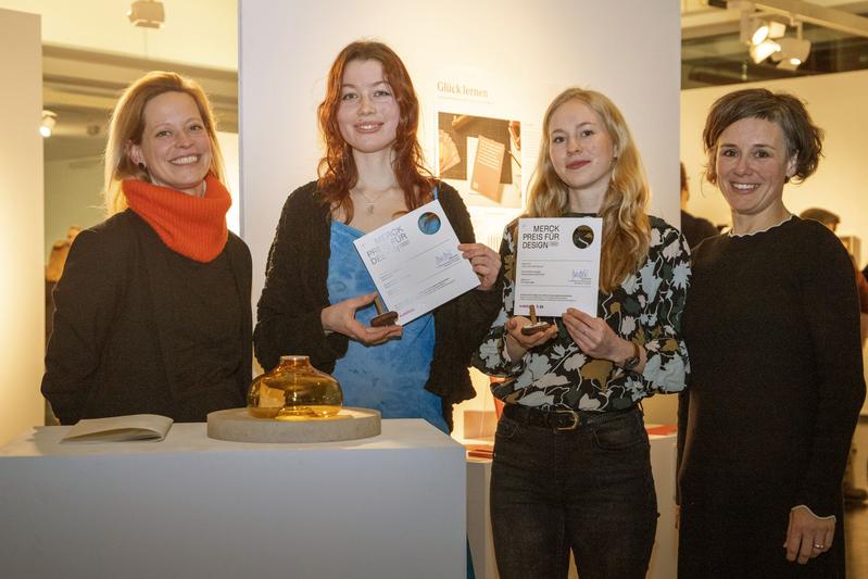 Die Preisträgerinnen Paula Schulte Kellinghaus (2. v.l.) und Janina Zorn (daneben) mit Tanja Zocher, Referentin für Kunst und Kultur der Firma Merck (links), und Julia Reidel, 1. Vorsitzende des Fördervereins des Fachbereichs Gestaltung (rechts).