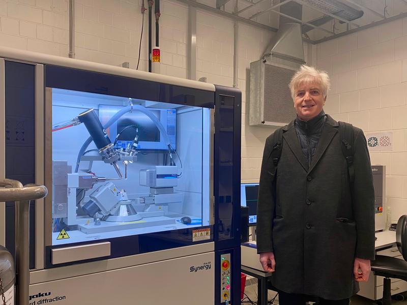Professor Dr. Ulrich Kortz, Professor für Chemie an der Constructor University hat erfolgreich DFG-Förderung für einen neuen Einkristall-Röntgendiffraktometer eingeworben