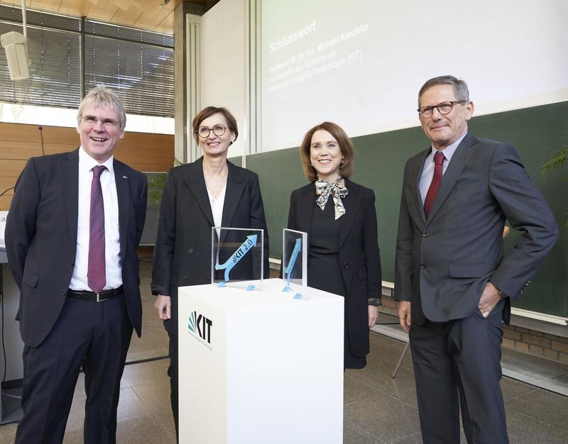 Start in ein neues Kapitel am KIT: Präsident Holger Hanselka, Bundesministerin Bettina Stark-Watzinger, Landesministerin Petra Olschowski und der Aufsichtsratsvorsitzende des KIT Michael Kaschke. (v.l.n.r.) 