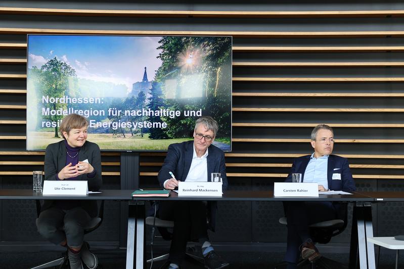 Bei der Pressekonferenz: Prof. Dr. Ute Clement, Dr.-Ing. Reinhard Mackensen und Carsten Rahier (v.l.). 