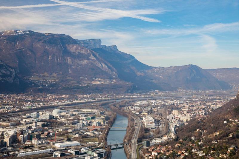 Das ESRF steht in Grenoble, Frankreich, und zieht Forscher*innen aus aller Welt an. 